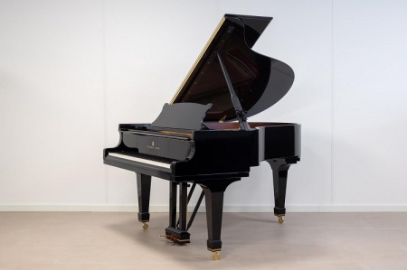 Steinway O