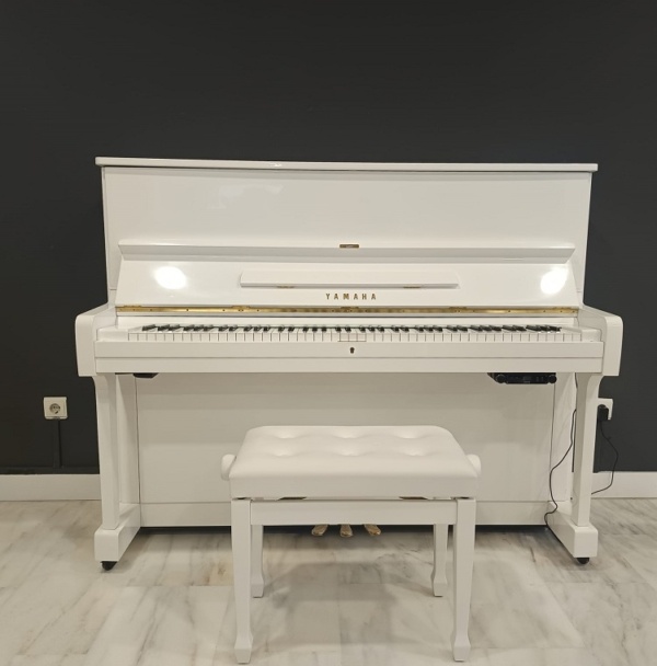 Yamaha U1WH