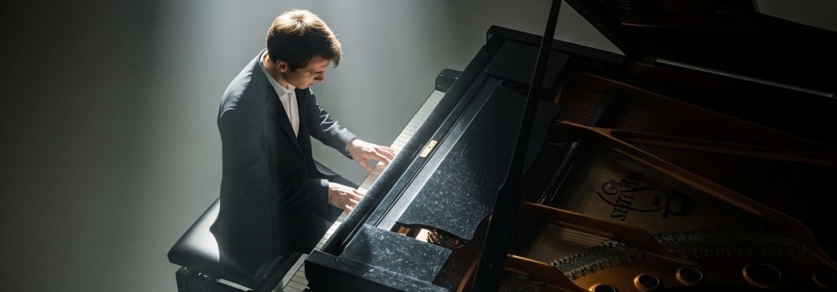 Por qué dos pianos iguales suenan diferente