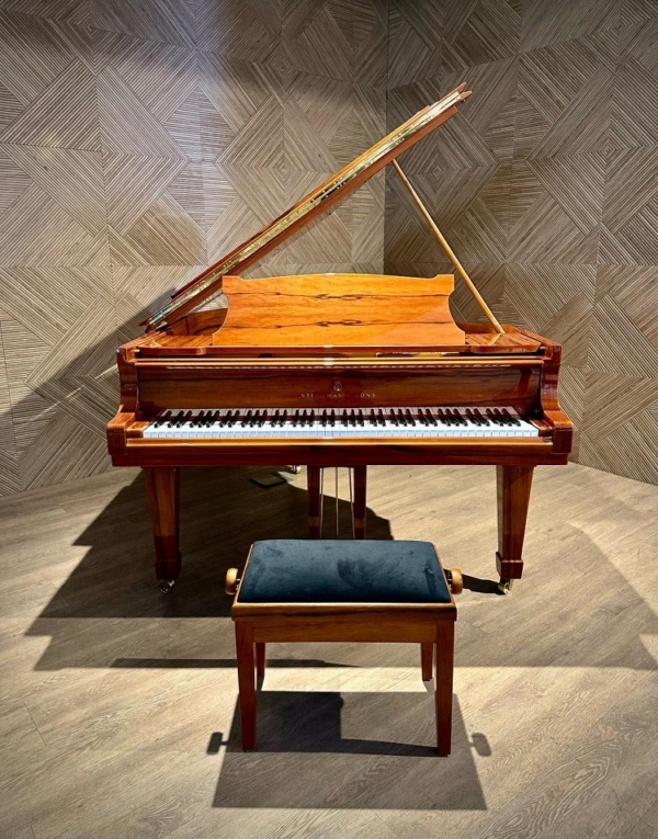 Steinway O Indian Apple