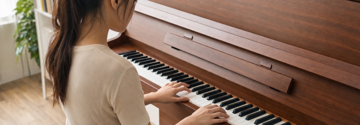 Joven practicando escalas mayores en un piano vertical