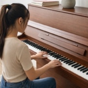 Joven practicando escalas mayores en un piano vertical