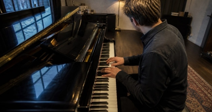 Inversiones de acordes en el piano practicadas por un pianista en un piano de cola