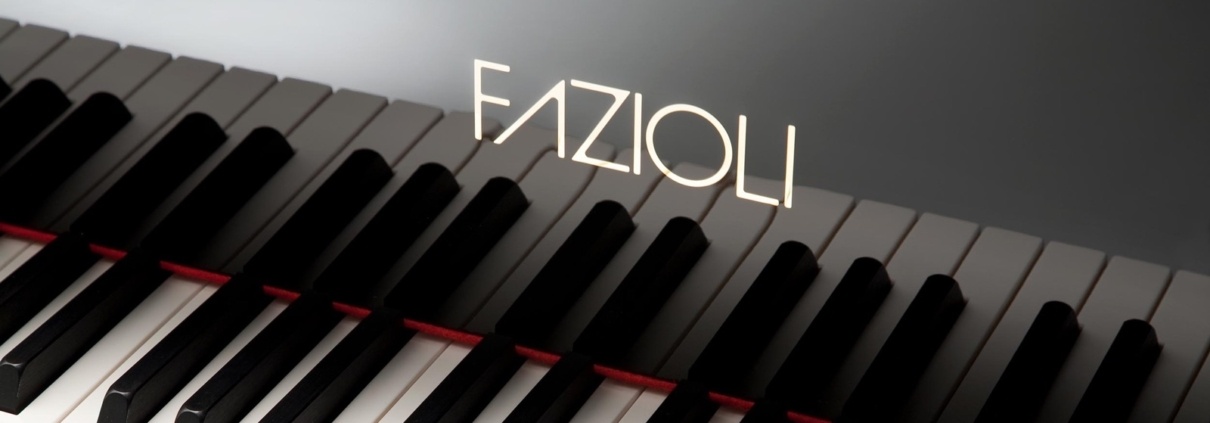 Detalle del teclado y el logotipo Fazioli en un piano de cola F308
