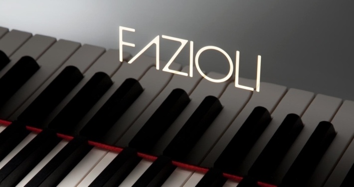 Detalle del teclado y el logotipo Fazioli en un piano de cola F308